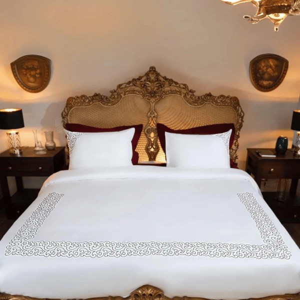 TM home - Dark-Red Motifs Bedding Set – Bold Elegance for a Striking Bedroom - Multiple sizes